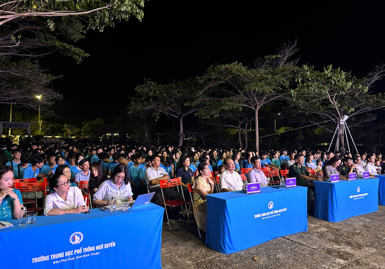 Sự kiện thu hút đông đảo sự tham gia của hơn 300 bạn học sinh và Trường THPT Ngô Quyền (Phú Quý) tham gia.