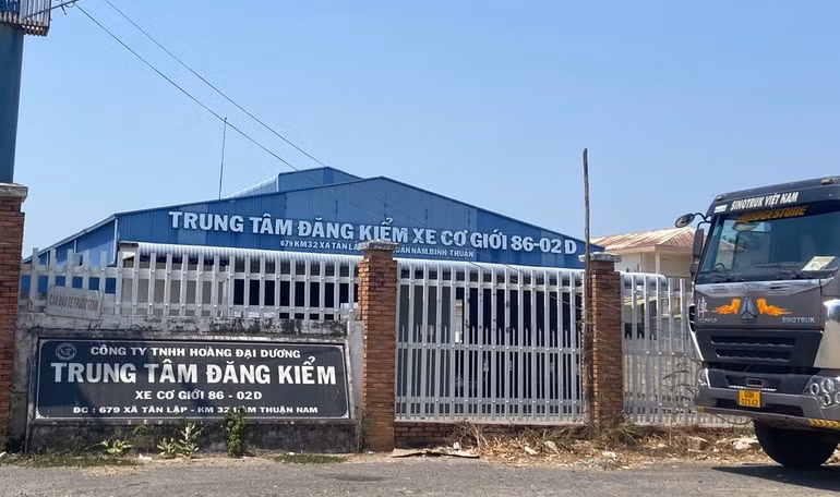 Trung tâm tạm thời ngưng hoạt động khiến nhiều phương tiện phải đi sang trung tâm khác để đăng kiểm.