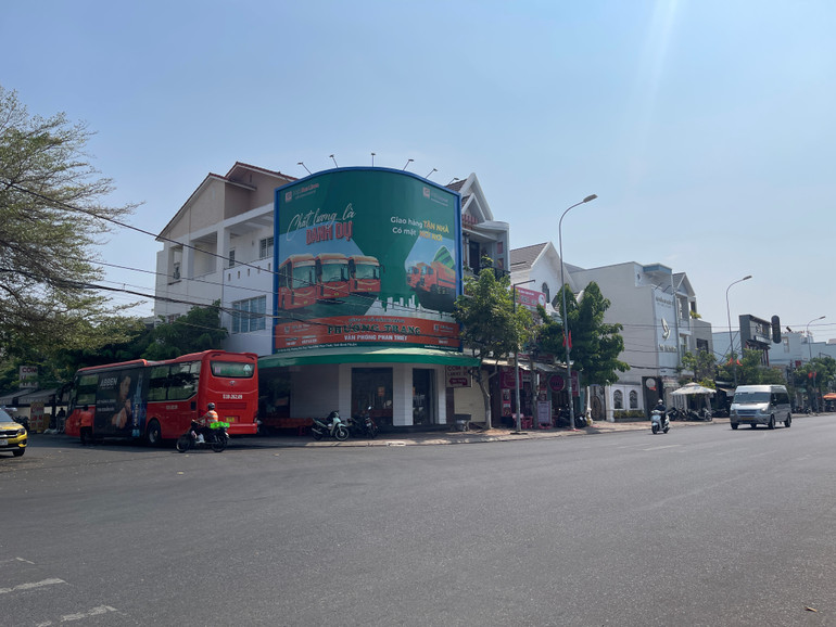 Xe khách Phương Trang vào trong văn phòng trên đường Võ Văn Kiệt để đón, trả khách.