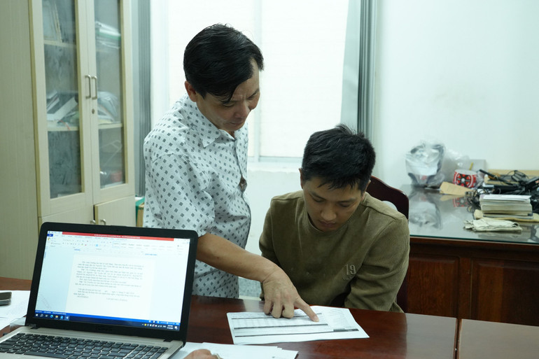 Thượng tá Ung Chiêu Thành, Chánh Văn phòng, Phó Thủ trưởng Cơ quan Cảnh sát điều tra trực tiếp lấy lời khai đối tượng Trường.