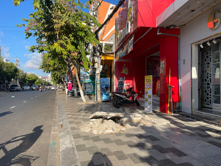 Nhiều nhà lo sợ có trẻ em rơi xuống khi những hố ga sâu gần 1m không được rào chắn.