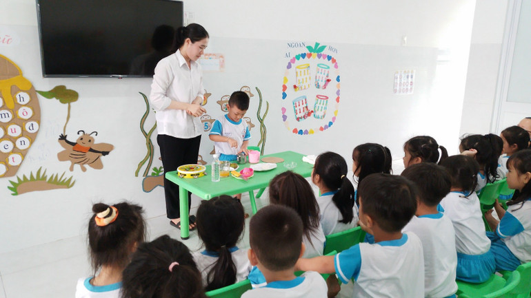 Trường mẫu giáo Tuổi thơ (huyện Đức Linh) tổ chức dạy học cho các em.