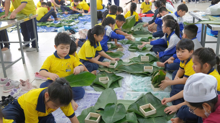 Trường Lê Quý Đôn (thành phố Phan Thiết) dạy các em học sinh làm bánh chưng.