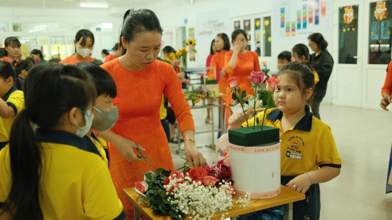 Trường Lê Quý Đôn (thành phố Phan Thiết) dạy cắm hoa cho học sinh.