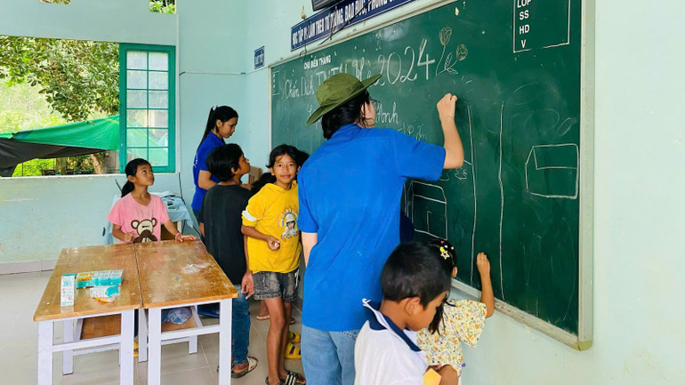 Thanh niên tình nguyện tổ chức sinh hoạt hè cho học sinh