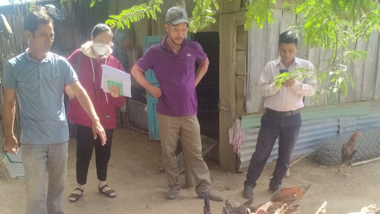 Các bộ khuyến nông kiểm tra đàn gà của đồng bào dân tộc nuôi.