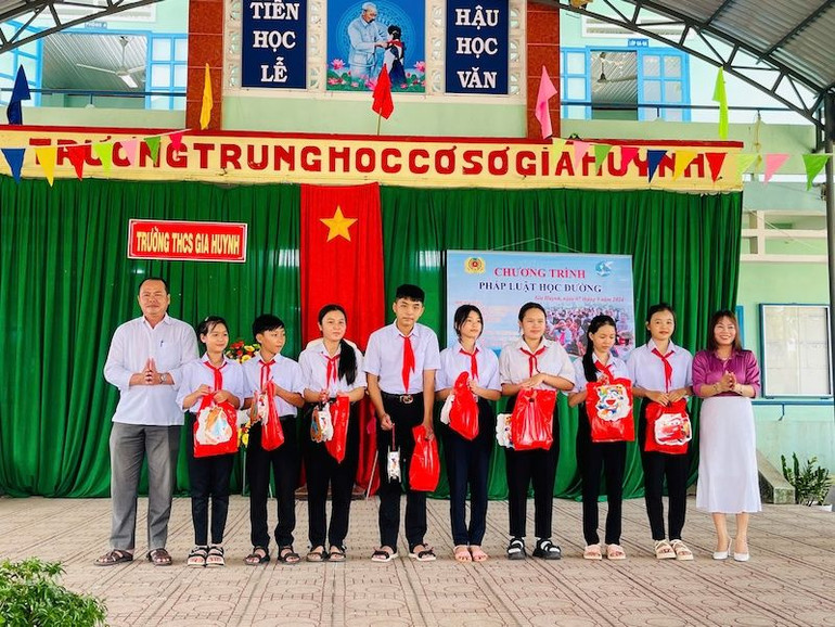 Một số em học sinh tại trường trung học cơ sở Gia Huynh, huyện Tánh Linh.