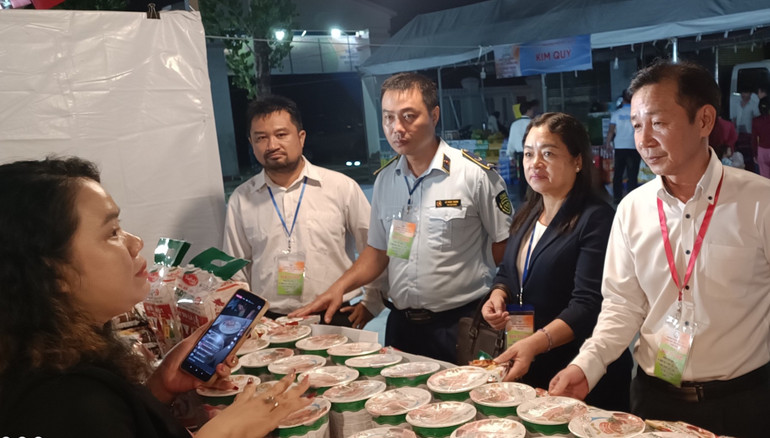 Lãnh đạo tham quan các gian hàng. Lãnh đạo tham quan các gian hàng.