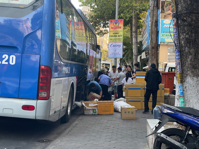 Xe Tâm Hạnh vừa trả khách, vừa đưa hàng xuống.