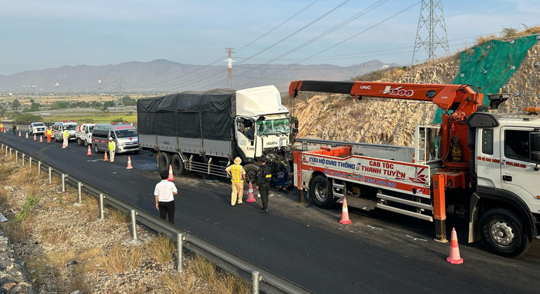 Lực lượng chức năng đến hiện trường để xử lý. Lực lượng chức năng đến hiện trường để xử lý.