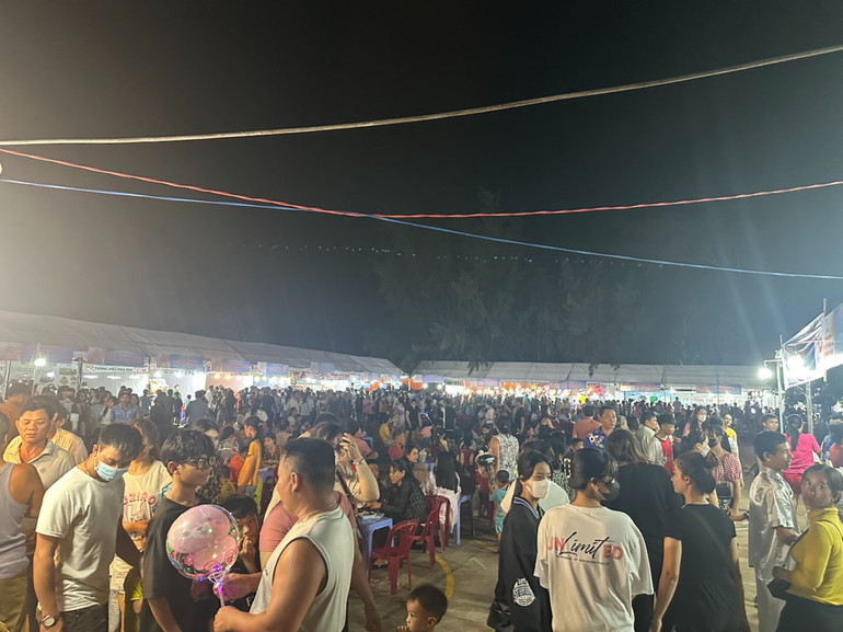 Nhiều người dân tham dự Phiên chợ tại huyện đảo Phú Quý Nhiều người dân tham dự Phiên chợ tại huyện đảo Phú Quý