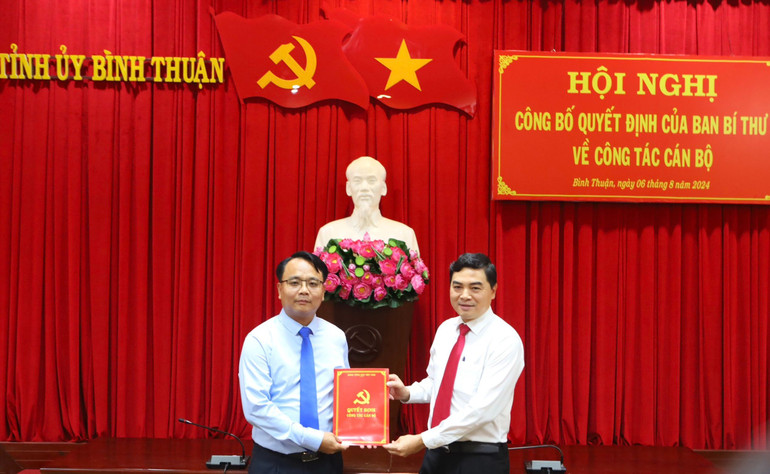 Đồng chí Nguyễn Hoài Anh, Ủy viên dự khuyết Trung ương Đảng, Bí thư Tỉnh ủy Bình Thuận trao Quyết định chuẩn y cho tân Phó Bí thư Tỉnh ủy Đặng Hồng Sỹ.