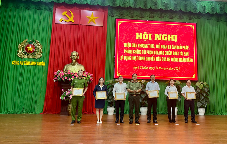 Giám đốc Công an tỉnh Bình Thuận tặng bằng khen cho các tập thể, cá nhân