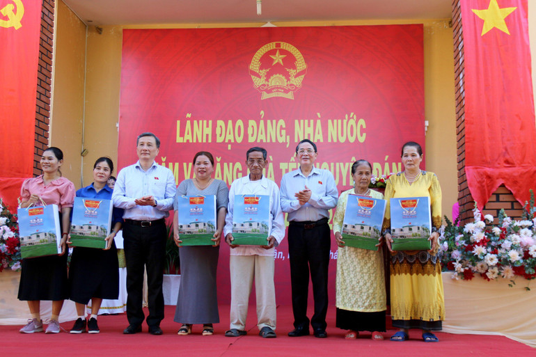 Phó Chủ tịch Quốc hội Nguyễn Đức Hải tặng quà cho gia đình chính sách.