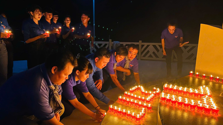 Thắp nhang tri ân Ngày Thương binh-Liệt sỹ