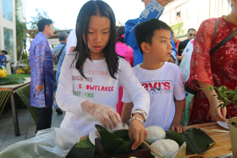 Khách nước ngoài "nhí" phấn khởi mới phần thi gói bánh chưng.