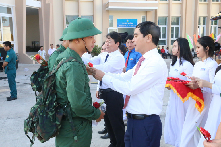 Đồng chí Dương Văn An, Ủy viên Ban Chấp hành Trung ương Đảng, Bí thư Tỉnh ủy Bình Thuận gắn hoa cho thanh niên.