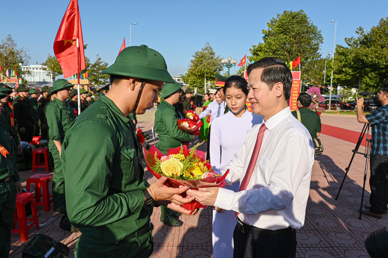 Ông Đoàn Anh Dũng, Chủ tịch Ủy ban nhân dân tỉnh Bình Thuận đã tham dự, tặng hoa cho các thanh niên lên đường nhập ngũ.