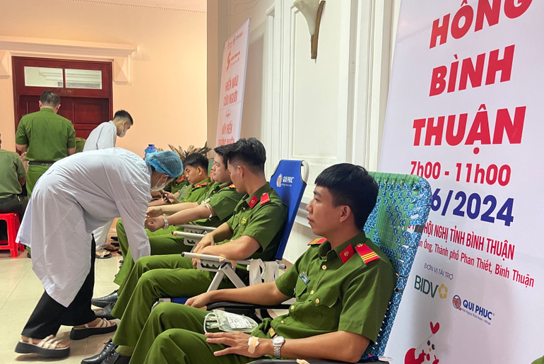 Các chiến sĩ công an tỉnh đang hiến máu.