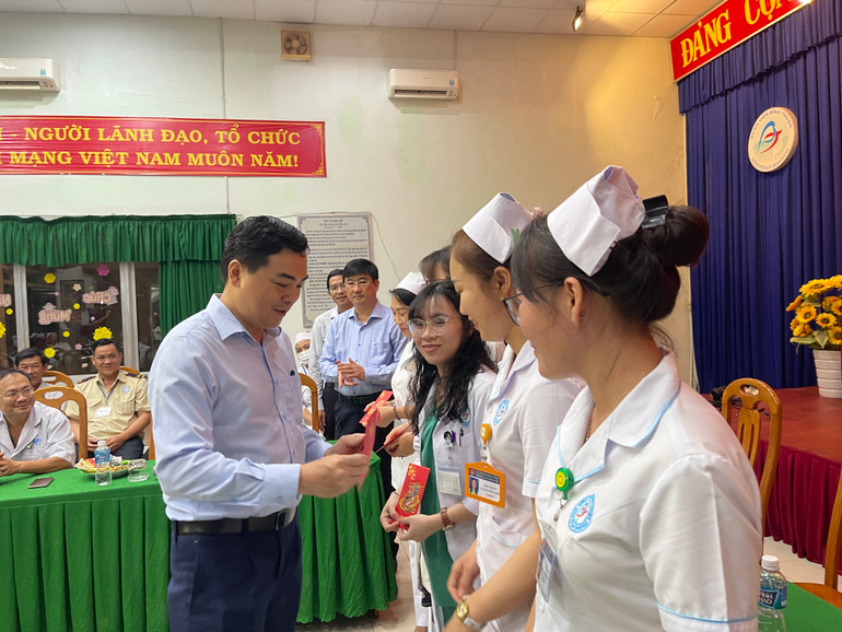 Đồng chí Nguyễn Hoài Anh, Phó Bí thư Thường trực Tỉnh ủy Bình Thuận lì xì cho bác sĩ Bệnh viện đa khoa tỉnh Bình Thuận.
