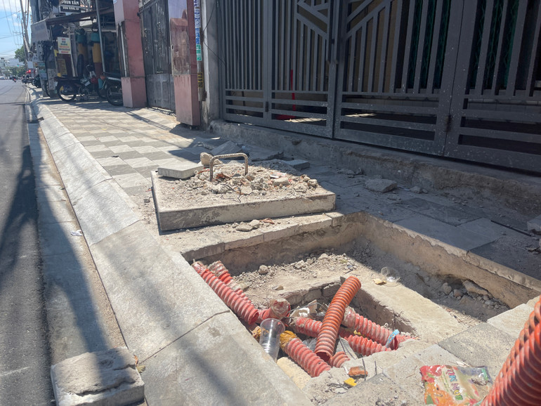 Vỉa hè đường Thủ Khoa Huân ngay góc ngã tư Lê Duẩn mới hoàn thiện nhưng lại được xới tung lên.