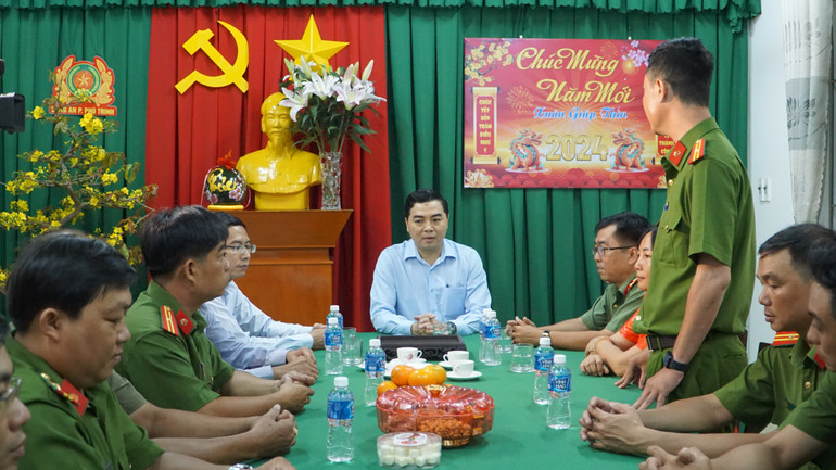 Công an phường Phú Trinh báo cáo tình hình trực đêm giao thừa của đơn vị.