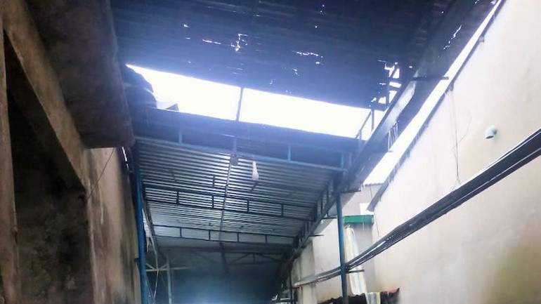 Cơn mưa đã làm căn nhà bị tốc mái.