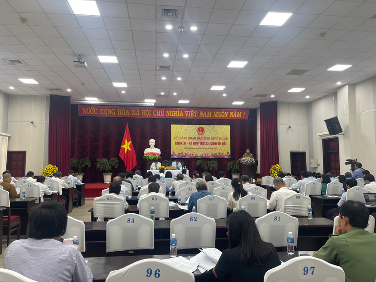 Quang cảnh kỳ họp. Quang cảnh kỳ họp.