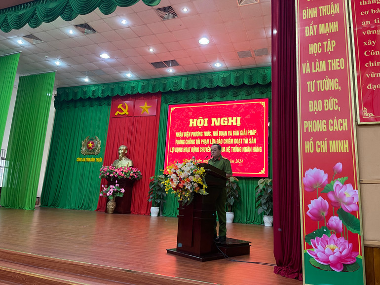 Đại tá Huỳnh Ngọc Liêm, Phó Giám đốc Công an tỉnh Bình Thuận, Thủ trưởng Cơ quan Cảnh sát điều tra phát biểu tại hội nghị