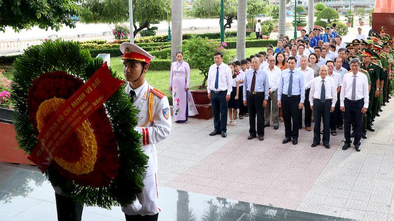 Các lãnh đạo dâng hoa tại Bảo tàng Hồ Chí Minh, Chi nhánh Bình Thuận.
