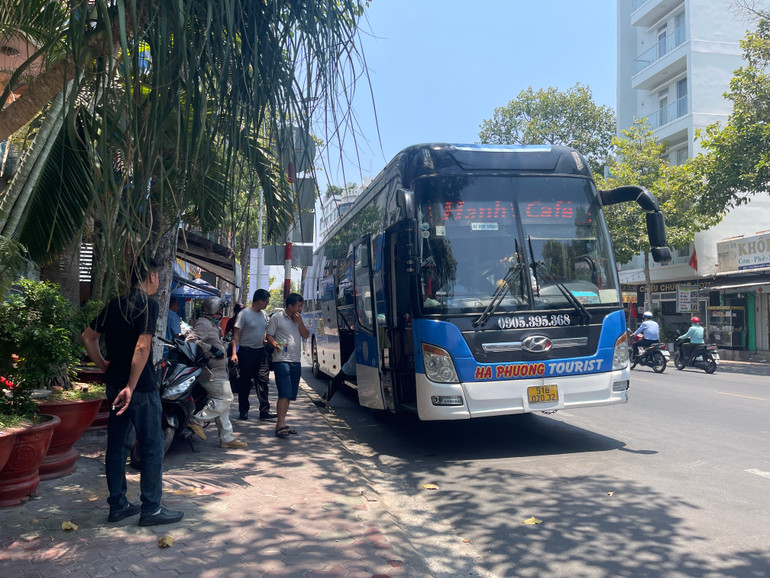 Xe Hạnh Cafe đang cho khách lên để đi Thành phố Hồ Chí Minh.