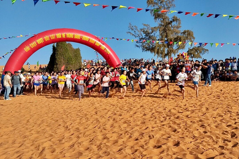 Định kỳ vào mùng 4 Tết Nguyên đán Giáp Thìn sẽ tổ chức Giải chạy vượt Đồi cát Mũi Né