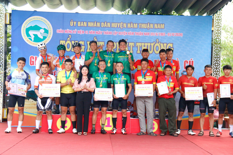 Trao giải cho các vận động viên đạt thành tích