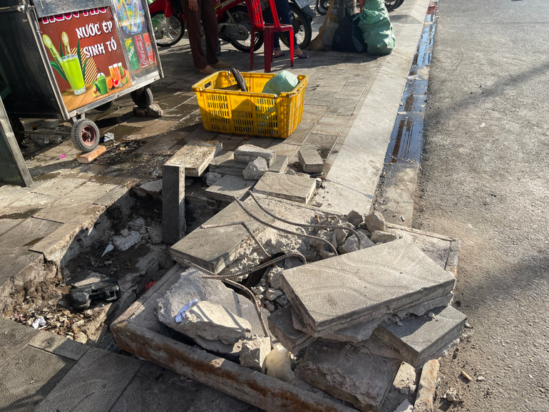 Những thanh sắt nằm chĩa lên trời nhưng các đơn vị cũng không rào chắn.