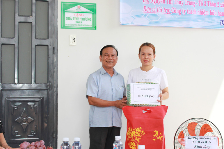 Ông Trần Văn Ly, Phó Bí thư Đảng ủy, Phó Giám đốc Công ty TNHH Xổ số kiến thiết Bình Thuận trao tặng nhà cho người có hoàn cảnh khó khăn.
