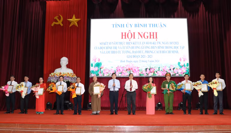 Đồng chí Nguyễn Hoài Anh, Ủy viên dự khuyết Trung ương Đảng, Bí thư Tỉnh ủy Bình Thuận, tặng bằng khen cho các tấm gương. Đồng chí Nguyễn Hoài Anh, Ủy viên dự khuyết Trung ương Đảng, Bí thư Tỉnh ủy Bình Thuận, tặng bằng khen cho các tấm gương.