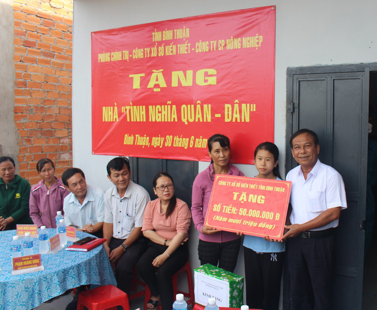 Ông Trần Văn Ly, Phó Bí thư Đảng ủy, Phó Giám đốc Công ty TNHH Xổ số kiến thiết Bình Thuận trao tặng nhà cho người có hoàn cảnh khó khăn.