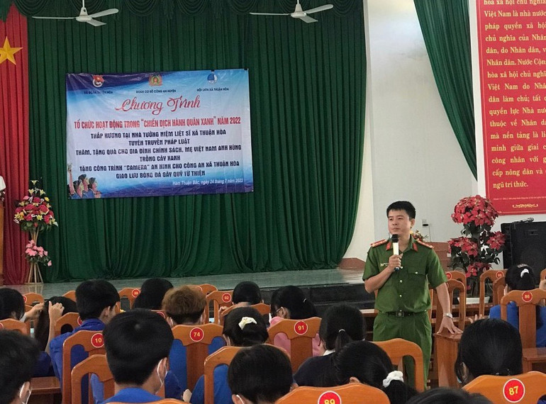 Thiếu tá Nguyễn Thanh Hùng, Phó Đội trưởng Đội Cảnh sát điều tra, kiêm Bí thư đoàn cơ sở của Công an huyện Hàm Thuận Bắc đang tổ chức hoạt động tuyên truyền pháp luật, phát động phong trào quần chúng tham gia đấu tranh, phòng chống tội phạm.