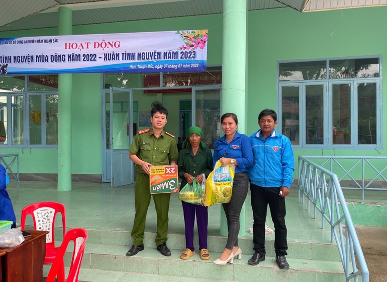 Thiếu tá Nguyễn Thanh Hùng, Phó Đội trưởng Đội Cảnh sát điều tra, kiêm Bí thư đoàn cơ sở của Công an huyện Hàm Thuận Bắc trao tặng quà cho người dân có hoàn cảnh khó khăn.
