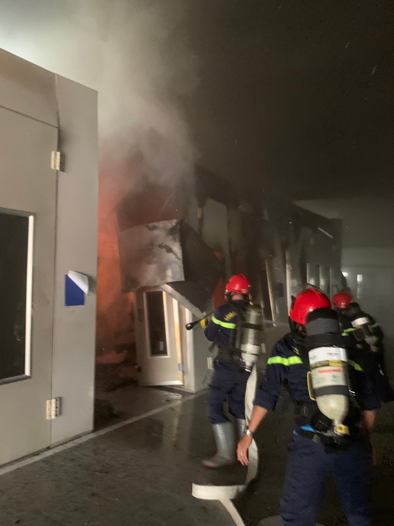 Lực lượng công an đang chữa cháy. Lực lượng công an đang chữa cháy.