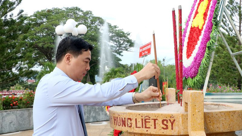 Đồng chí Nguyễn Hoài Anh, Bí thư Tỉnh ủy thắp nhang tại Nghĩa trang liệt sĩ tỉnh.