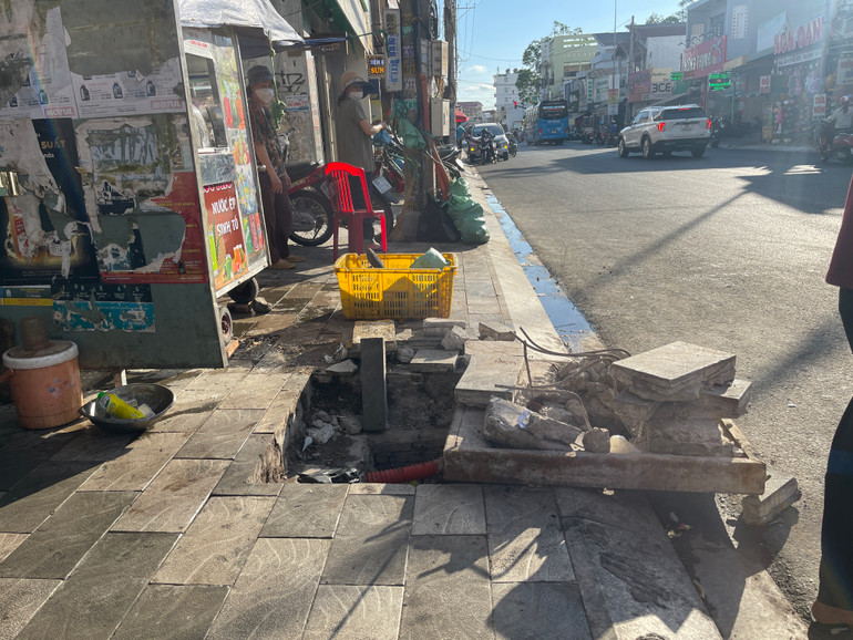 Nắp hố ga được đặt ra ngoài đường gây mất an toàn cho người tham gia giao thông.