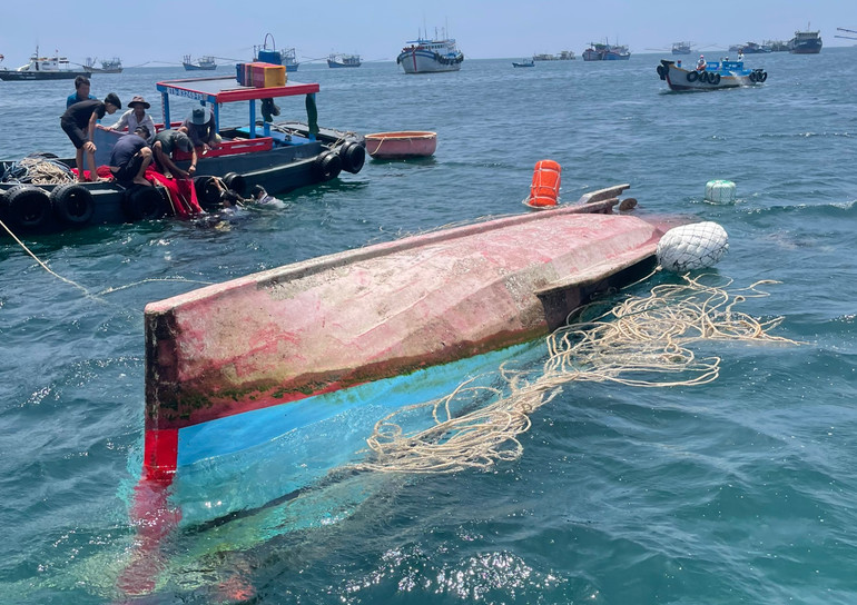 Hiện vẫn còn 1 thuyền viên mất tích. Hiện vẫn còn 1 thuyền viên mất tích.