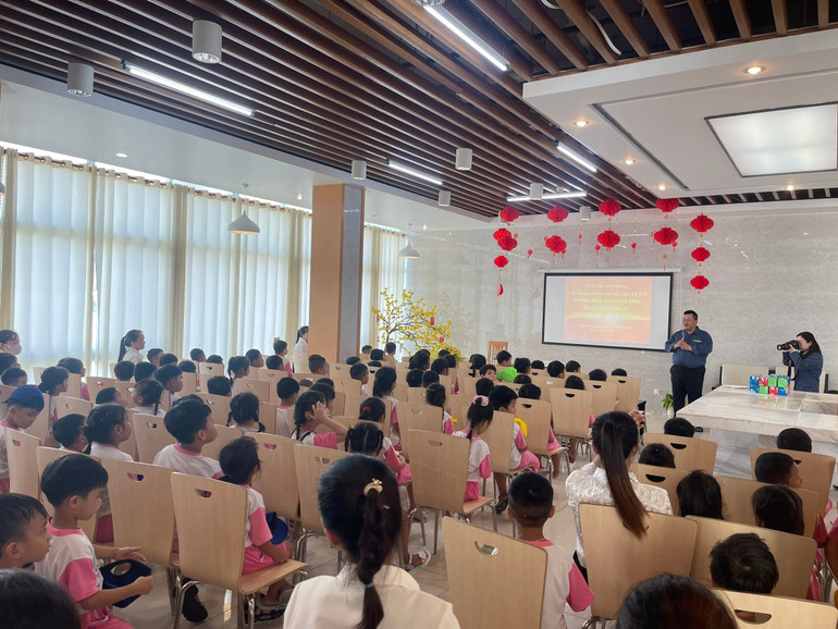 Các học sinh tham quan Nhà máy Nhiệt điện BOT Vĩnh Tân 1