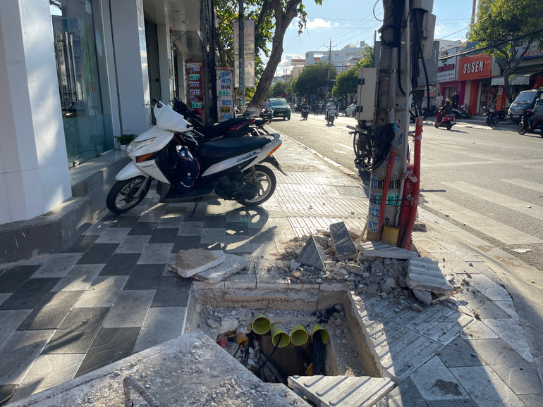 Các đơn vị thi công để nắp cống, gạch bừa bãi trên vỉa hè.