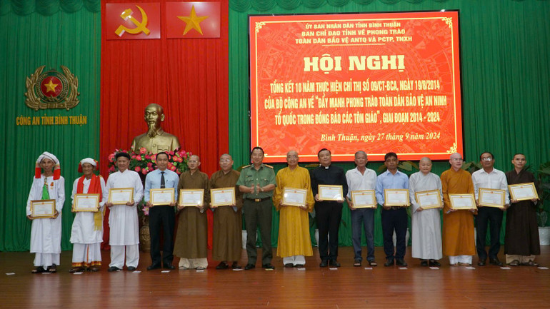 Đại tá Trần Văn Mười tặng Bằng khen cho các chức sắc.