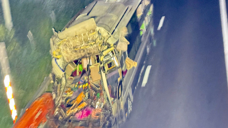 Chiếc xe khách bị hư hỏng nặng.