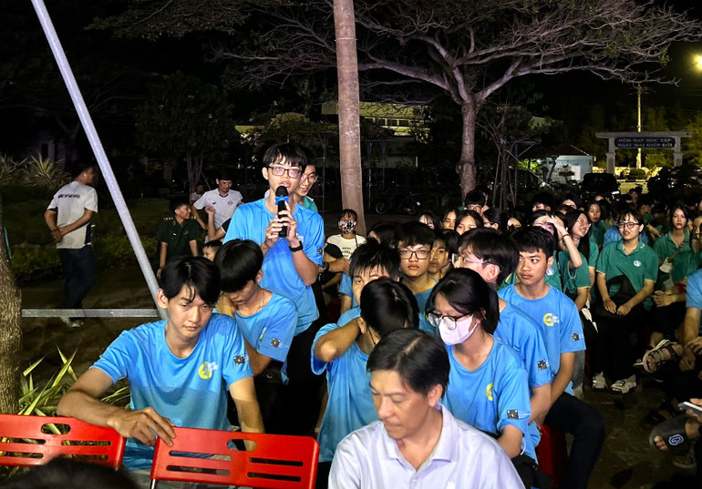 Nhiều câu hỏi về cách thức, phương pháp để được làm việc và nhập cư hợp pháp ở nước ngoài được các bạn học sinh Trường THPT Ngô Quyền đặt ra tại chương trình.