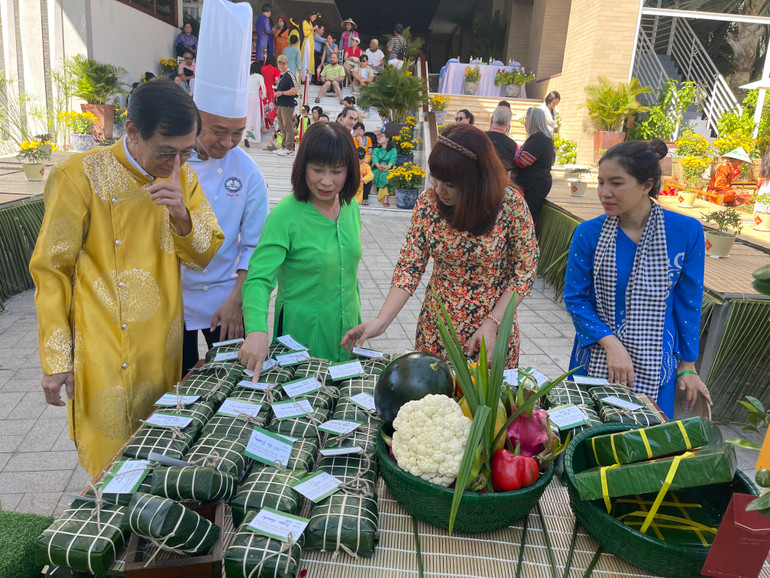 Các giám khảo chấm bánh chưng gói đẹp nhất.