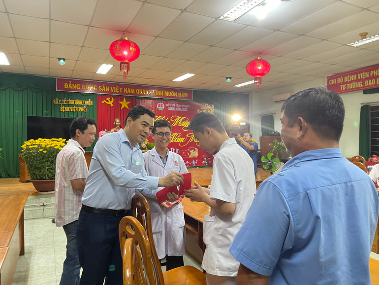 Đồng chí Nguyễn Hoài Anh lì xì cho bác sĩ Bệnh viện Phổi.